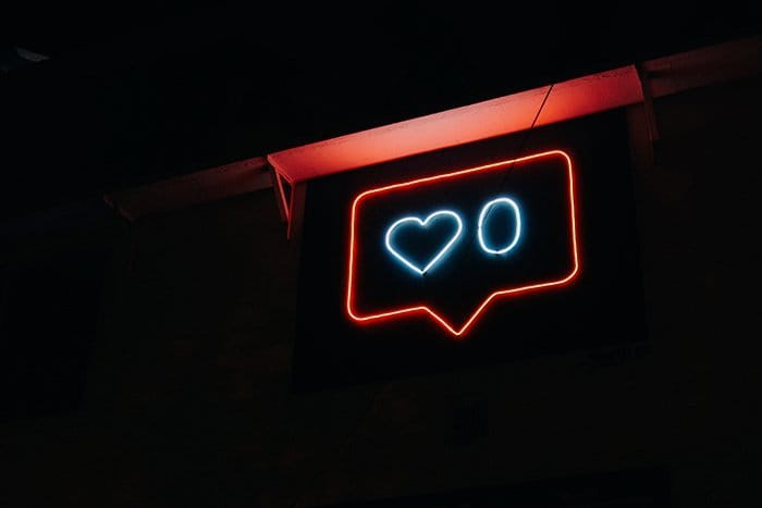 luminoso_con_simbolo_me_gusta_redes_sociales